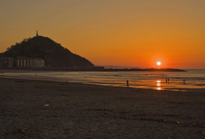 Puesta de sol en la playa: foto en Donostia-San Sebastián