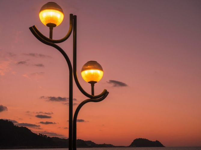 ratón a la luz de las farolas: foto en Zarautz