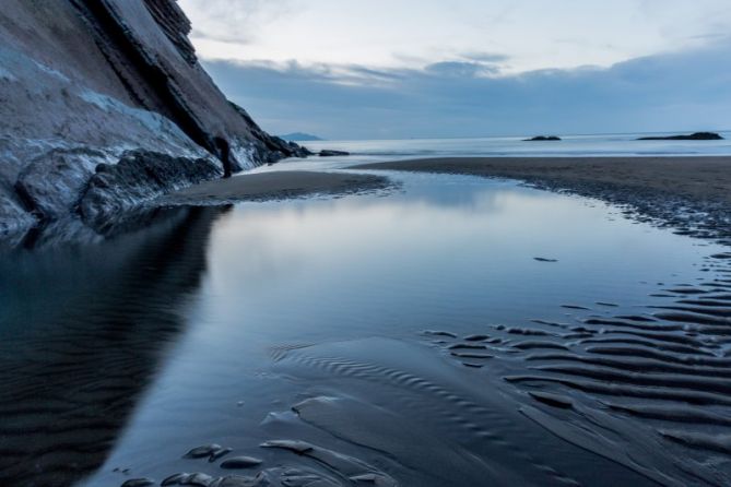 Reflejos en la marea baja: foto en Zumaia