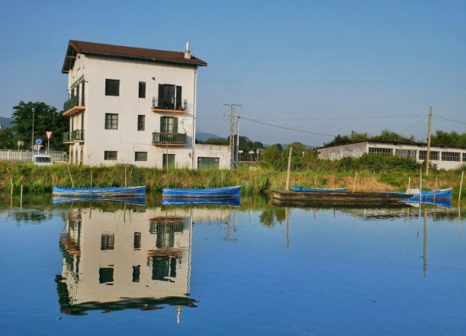 Reflejos en la ria: foto en Hondarribia