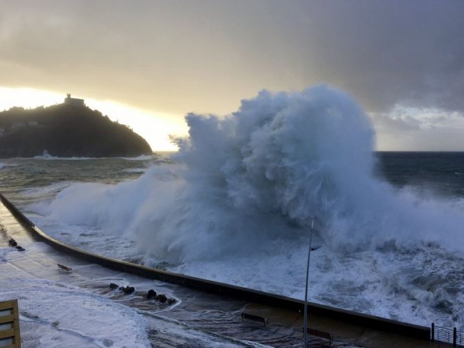 El rugido de una ola: foto en Donostia-San Sebastián