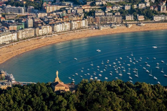 Sagrado corazón abrazando la ciudad: foto en Donostia-San Sebastián