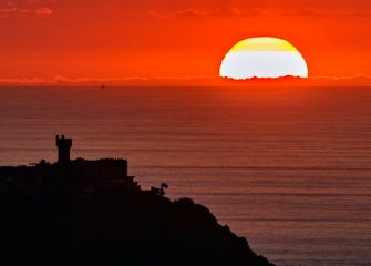 El sol cae detras de Igueldo