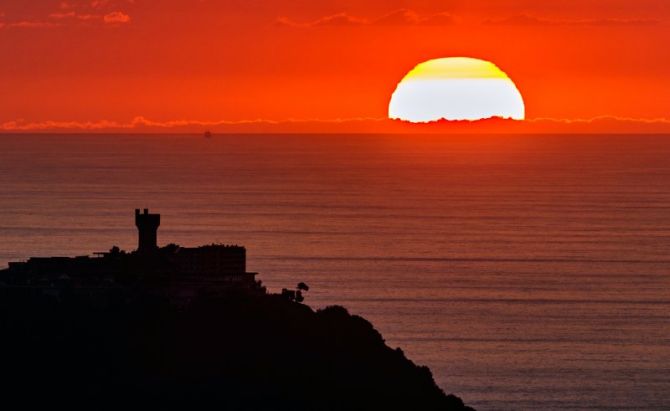 El sol cae detras de Igueldo: foto en Donostia-San Sebastián