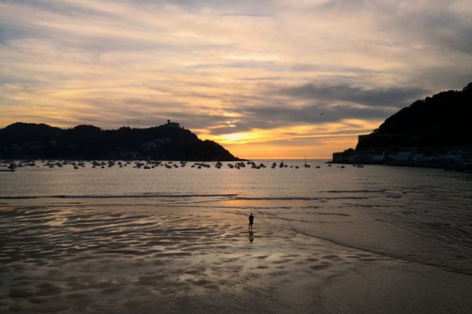 Solo ante el atardecer: foto en Donostia-San Sebastián