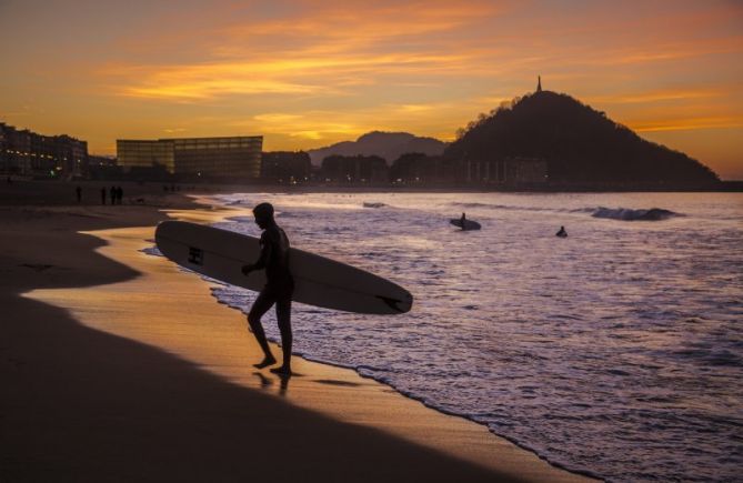 Surfeando en invierno: foto en Donostia-San Sebastián