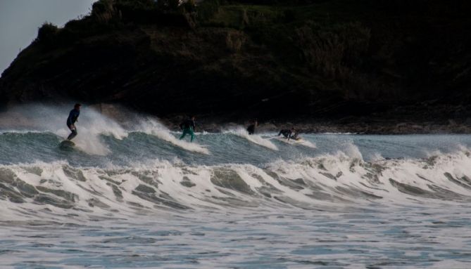 Surfing Deban: foto en Deba