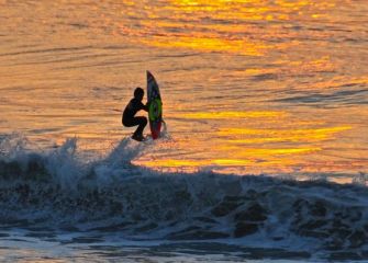 Surfista al atardecer 