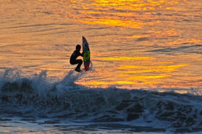 Surfista al atardecer : foto en Zarautz