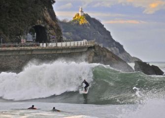 Surfista con una buena ola 