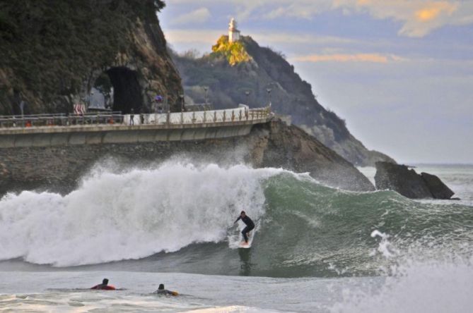 Surfista con una buena ola : foto en Zarautz