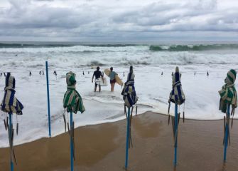 Surfistas contemplando las olas 