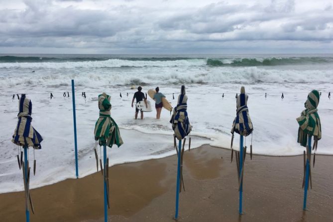 Surfistas contemplando las olas : foto en Zarautz