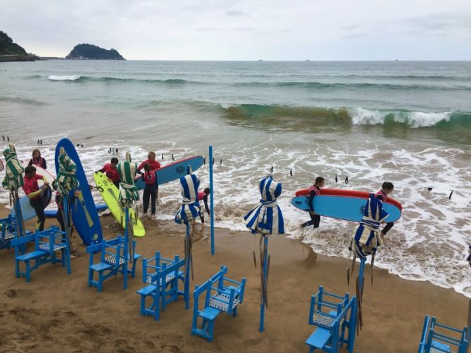 Surfistas con la marea alta : foto en Zarautz