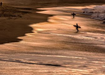 Surfistas en la Zurriola