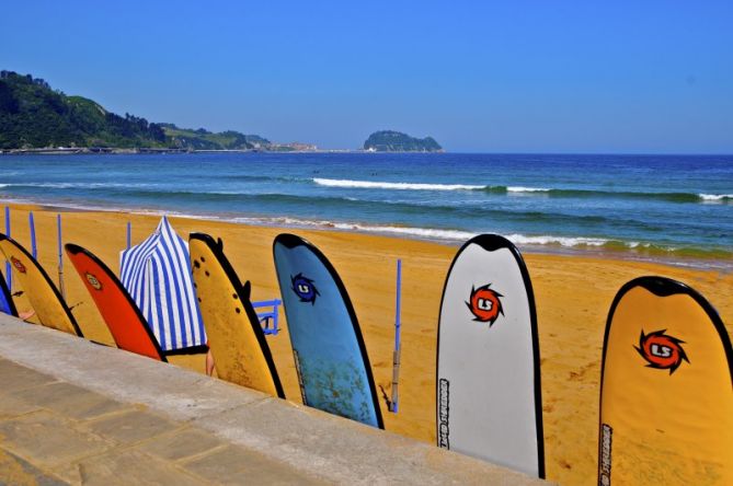 Tablas de surf en la playa de Zarautz : foto en Zarautz