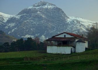 Txindoki nevado y caserio tradicional