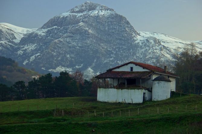 Txindoki nevado y caserio tradicional: foto en Baliarrain