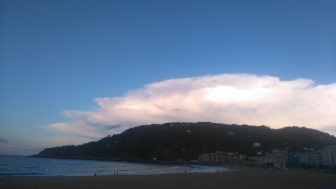 Ulía y su nube gemela: foto en Donostia-San Sebastián