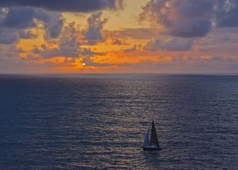 Velero en un manso mar
