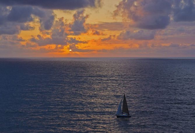 Velero en un manso mar: foto en Donostia-San Sebastián