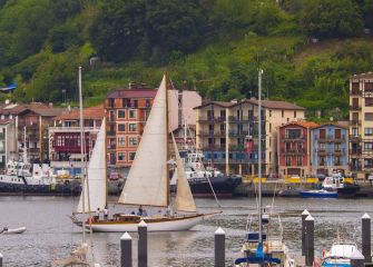 Velero en el puerto de Pasaia