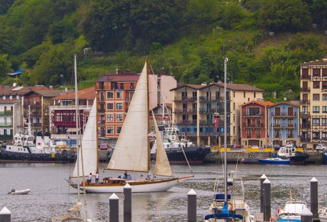 Velero en el puerto de Pasaia: foto en Pasaia