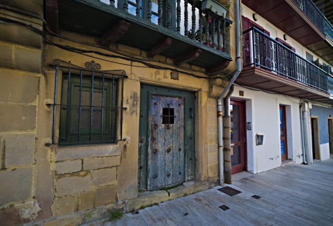 La vieja puerta de madera: foto en Hondarribia