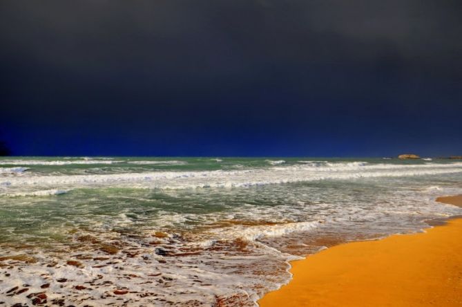 Viene el temporal !!: foto en Zarautz