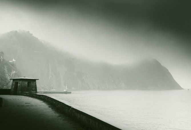 Vigilando el horizonte: foto en Pasaia