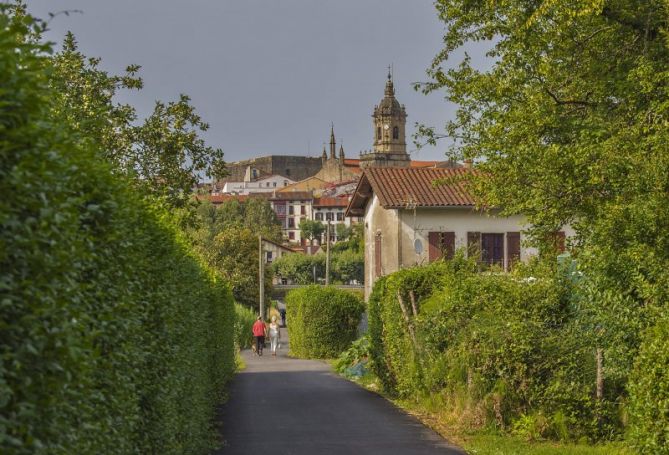 Vista de la iglesia de Hondarribia: foto en Hondarribia