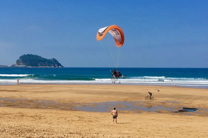 Volador en la playa de Zarautz : foto en Zarautz