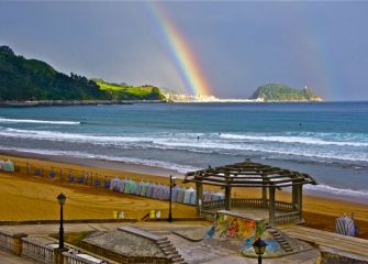 Zarauzko hondartza con arco iris