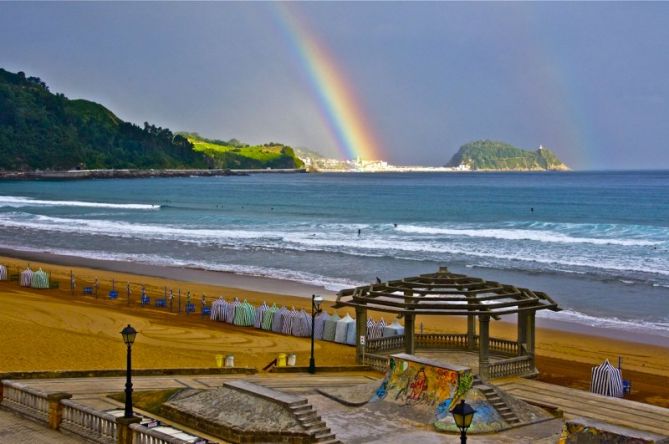 Zarauzko hondartza con arco iris: foto en Zarautz