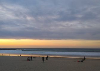 Atardecer dorado en la Zurriola