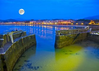 Atardecer con la luna llena 
