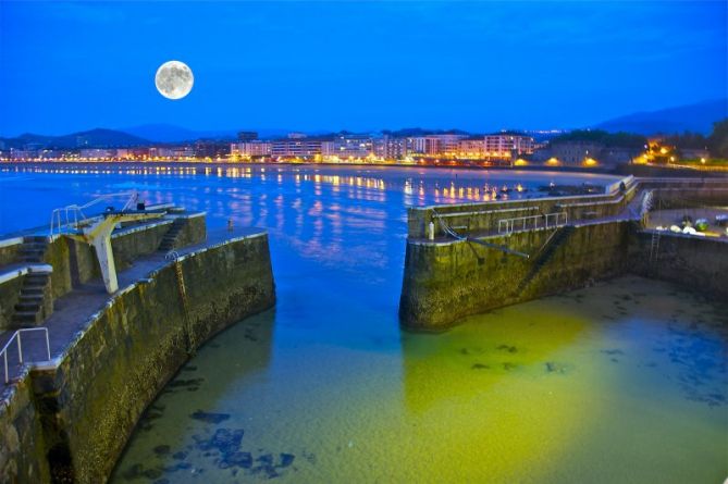 Atardecer con la luna llena : foto en Zarautz