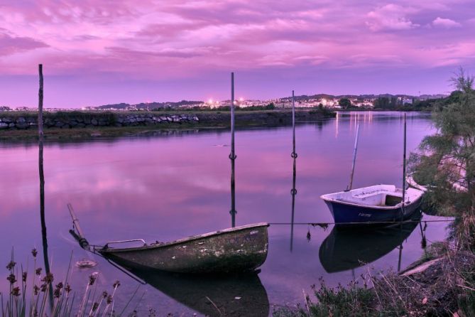 Barcas junto a las marismas de Plaiaundi: foto en Hondarribia