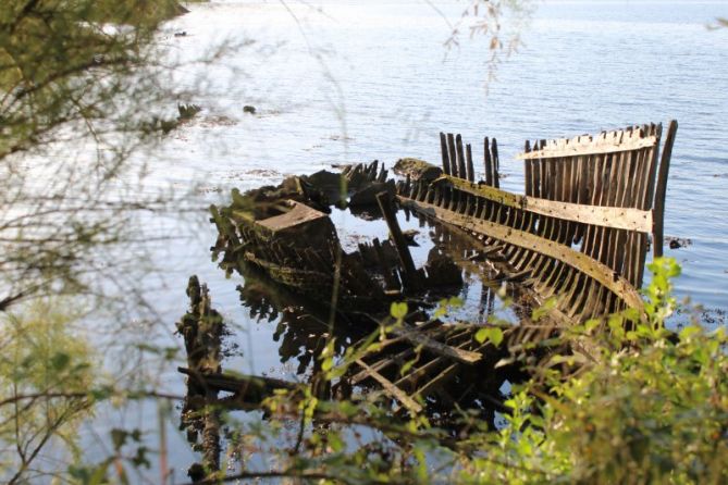 Barco en los huesos en el Bidasoa: foto en Irun