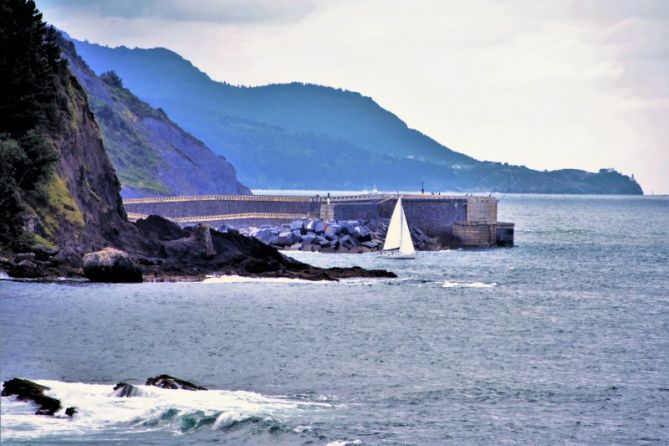 Bocana del Puerto de Mutriku: foto en Mutriku