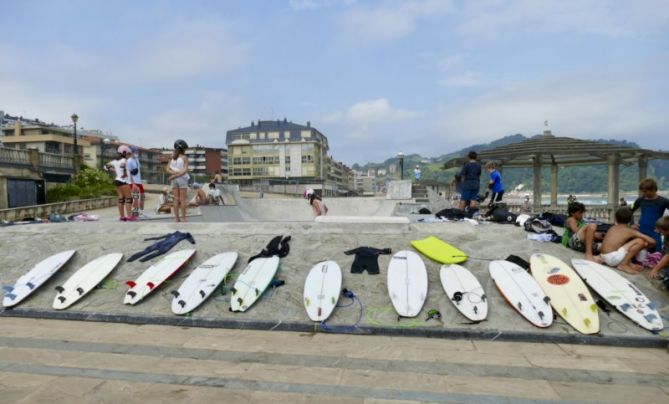 Chavales disfrutando en verano : foto en Zarautz