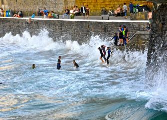 Chavales jugando con las olas 