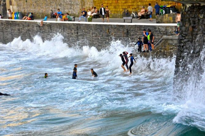 Chavales jugando con las olas : foto en Zarautz