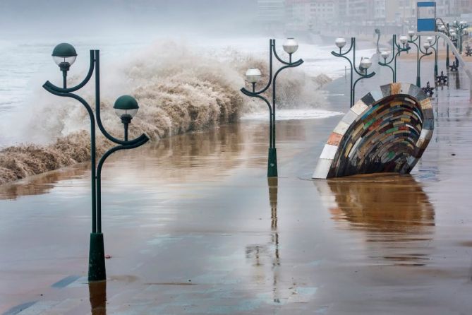 Cuando el mar se desborda: foto en Zarautz