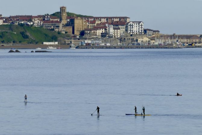 Dando un paseo por la mar : foto en Getaria