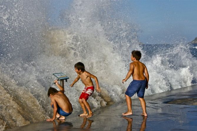 Disfrutando con las olas : foto en Zarautz