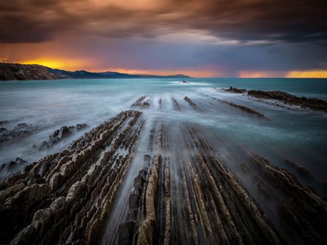 Enbata ilunabarrean: foto en Zumaia