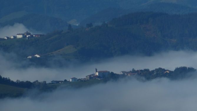 entre la bruma: foto en Orendain