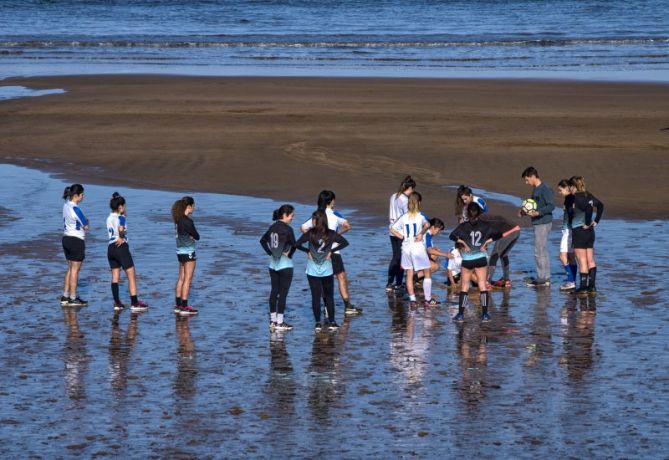 Fair play en la arena.: foto en Zarautz