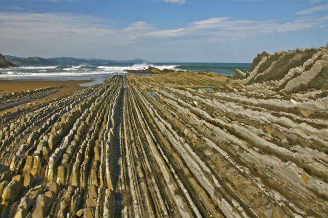 Flych de Zumaia con marea baja : foto en Zarautz